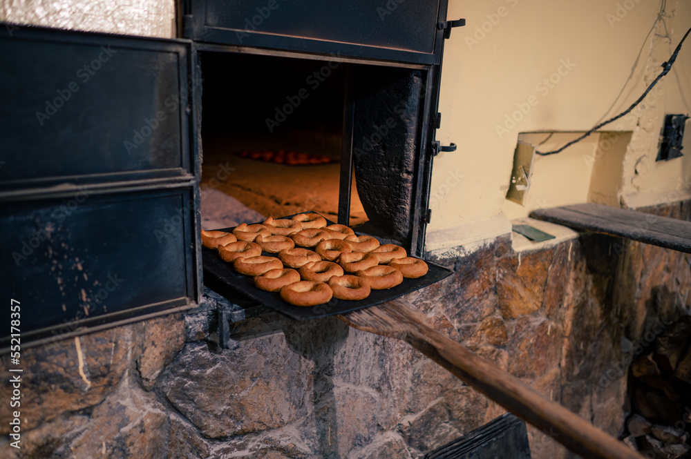 "Roscas" (tipo de galletas artesanales de Quetzaltenango, Guatemala) saliendo de un horno artesanal de leña.  - obrazy, fototapety, plakaty 