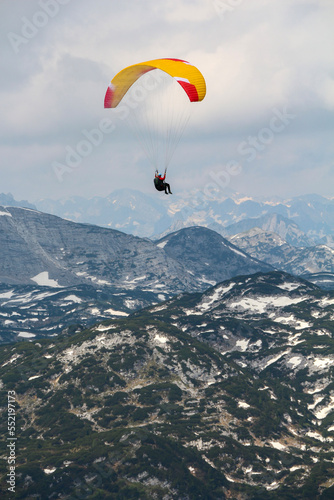 Paraglider im Gebirge