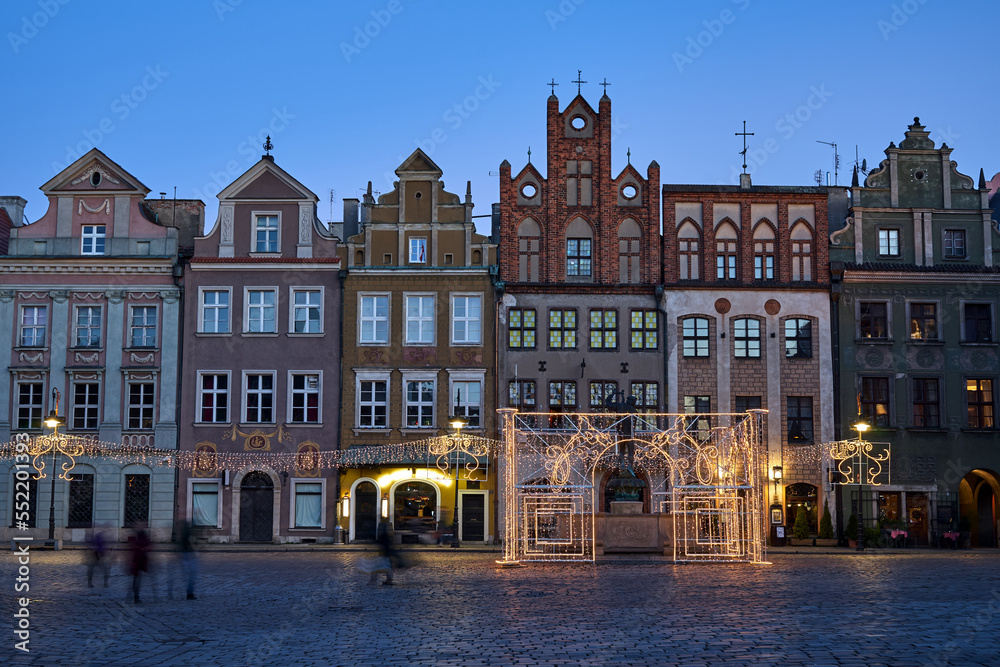 Obraz premium The Old Market Square with historic tenement houses and christmas decorations