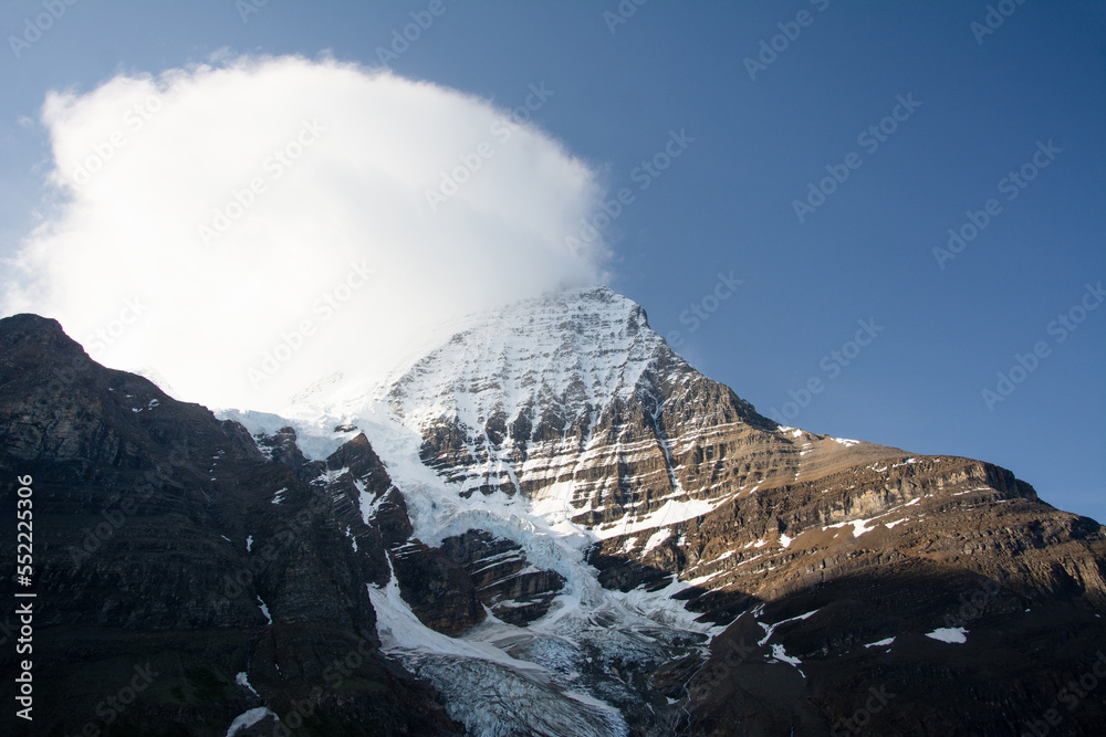 Obraz premium Cloud over Mount Robson