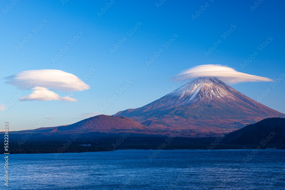 Fototapeta premium 富士山と笠雲＆吊るし雲 山梨県身延町本栖湖にて