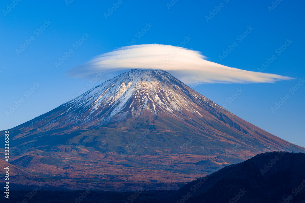 Fototapeta premium 富士山と笠雲 山梨県身延町本栖湖にて