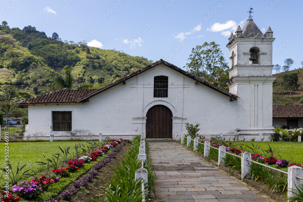 Die historische Kirche Iglesia de San Jose de Orosi von 1743 mit Tabakfeldern und Dschungel im Hintergrund