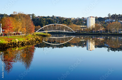 Vista otoñal de un puente moderno reflejado en la superficie del río Lérez. Ponte da Illa do Covo, Pontevedra, Galicia.