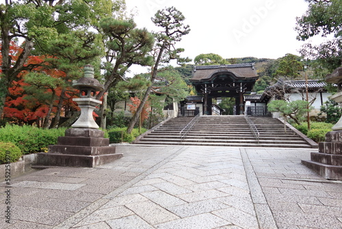 Canvas Print A Japanese temple in Kyoto : a scene of the access to the precincts of Otani-sob