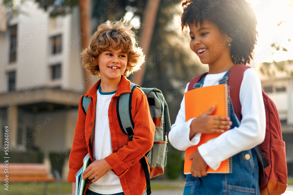 Fototapeta premium School children on the street