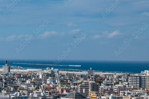 沖縄・浦添大公園展望台から見える飛行機と景色
