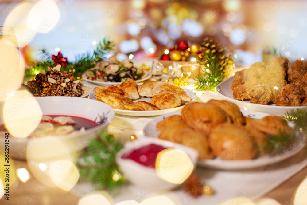 Święta Bożego Narodzenia, wigilijne tradycyjne  potrawy na stół. Polska kolacja świąteczna. - obrazy, fototapety, plakaty 