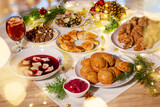 Barszcz czerwony z uszkami i pierogi na wigilijnym świątecznym stole. Polska tradycja na Boże Narodzenie.