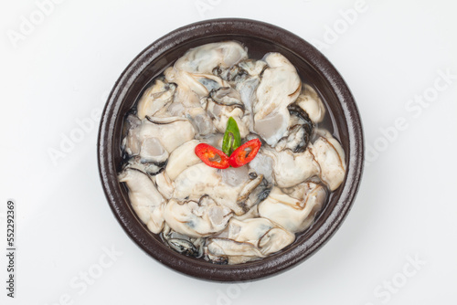 a mollusk in the oyster family

굴과의 연체동물을 통틀어 이르는 말 photo