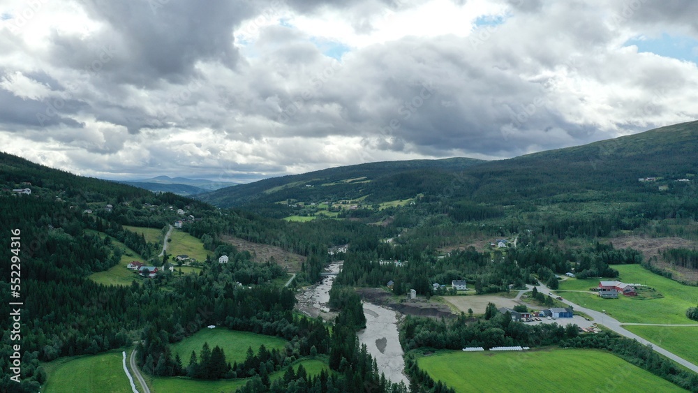 torrent, cascade et montagne au centre de la Norvège Hardangervidda