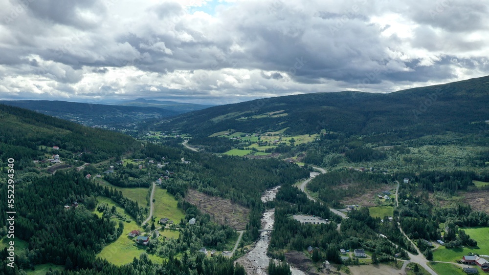 Fototapeta premium torrent, cascade et montagne au centre de la Norvège Hardangervidda