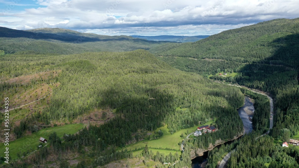 torrent, cascade et montagne au centre de la Norvège Hardangervidda