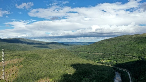 torrent, cascade et montagne au centre de la Norvège Hardangervidda photo