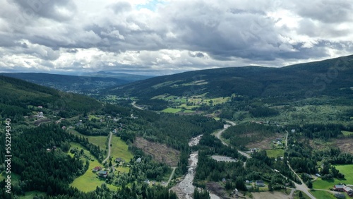 torrent, cascade et montagne au centre de la Norvège Hardangervidda photo