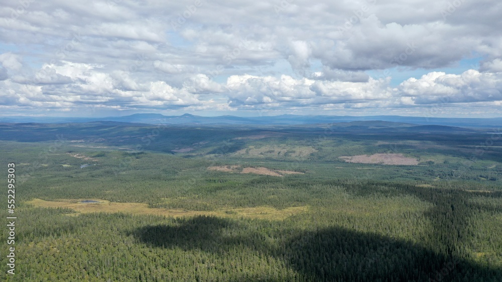 Naklejka premium survol des lacs suédois dans la région de Dalécarlie, Scandinavie