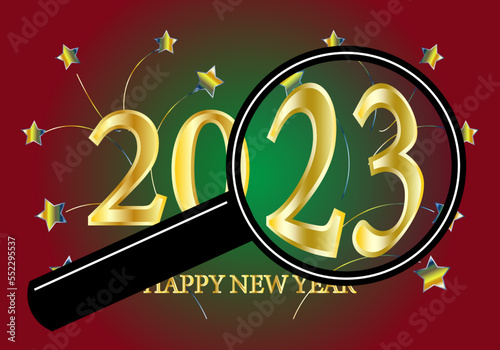 Feliz Año Nuevo 2023 en letras doradas sobre fondo verde y rojo con estrellas y una lupa observando el 23. El 2023 en el punto de mira