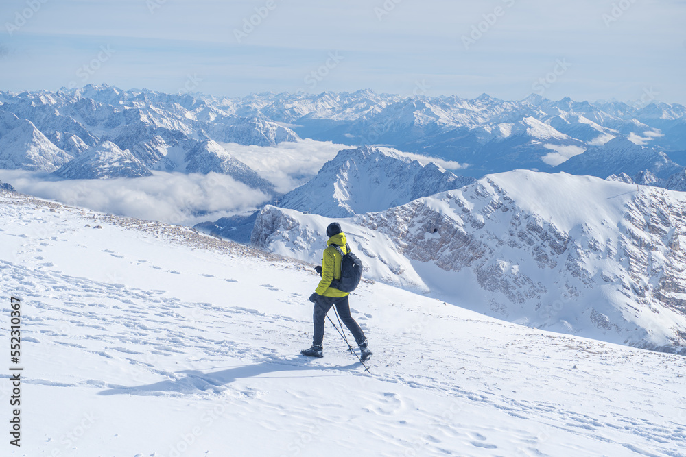 Wanderer im Winter in den Berge 