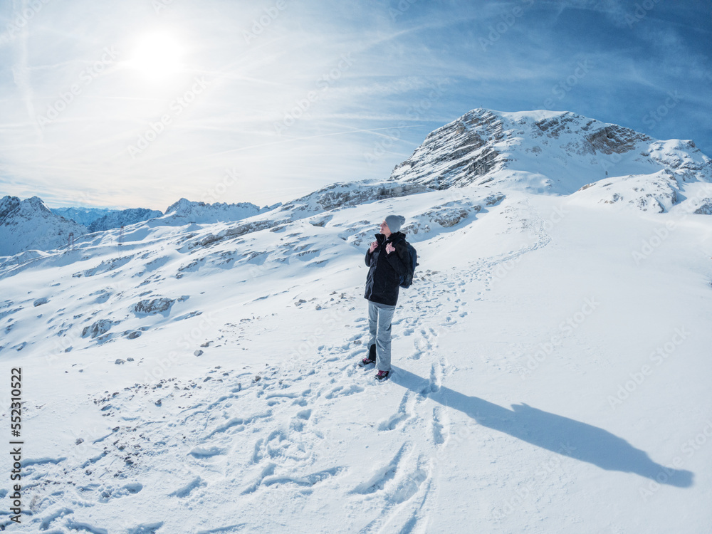 Wanderin in schneebedeckter Berglandschaft