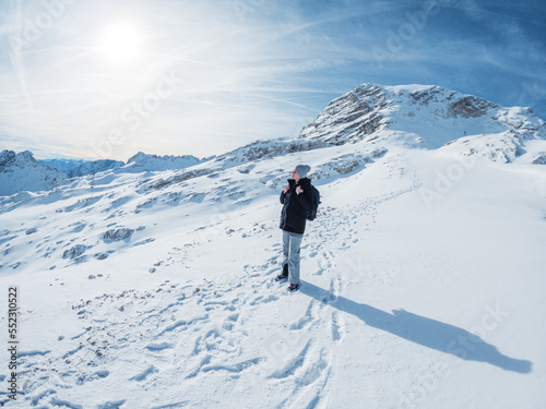 Wanderin in schneebedeckter Berglandschaft