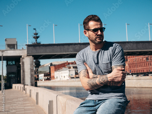 Photographie Handsome confident stylish hipster model