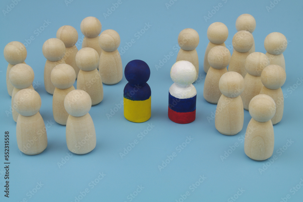 Obraz premium Wooden people figures are divided into two parts, and leaders is painted in colors of Ukrainian and Russian flags. Agreement between Russia and Ukraine, stopping hostilities and making peace concept.