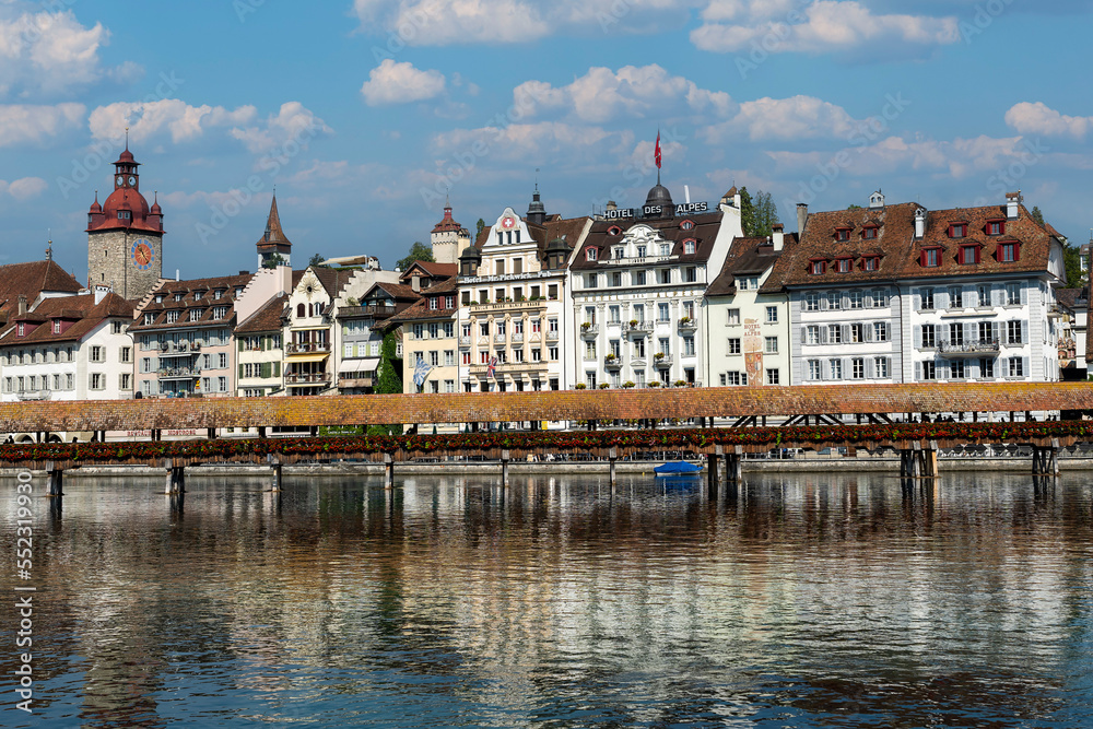 Luzern mit Kapellbrücke, Wasserturm und Rathausquai