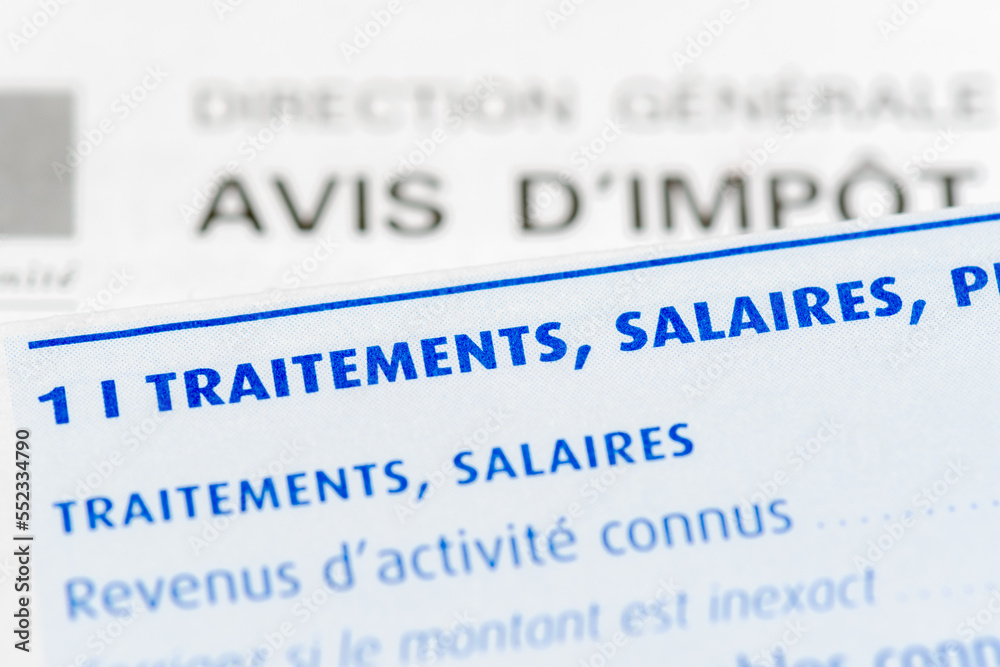 Impôts France: Détail d'une déclaration de revenus française avec un gros plan sur la rubrique des traitements et salaires