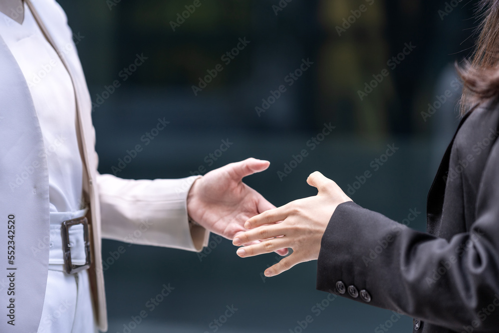 握手をする女性の手