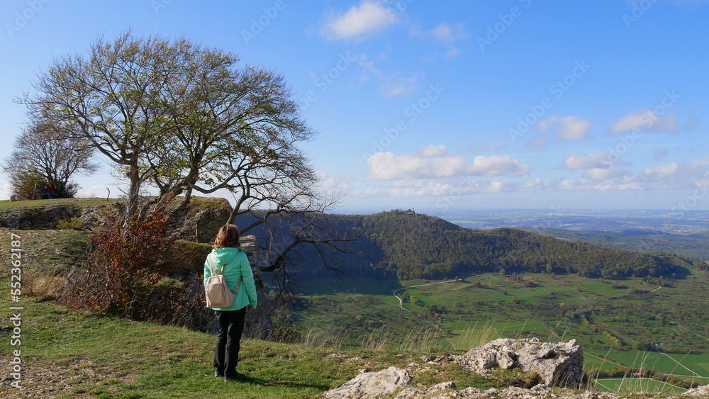Wanderin steht am Breitenstein auf der schwäbischen Alb und blickt zur Burg Teck