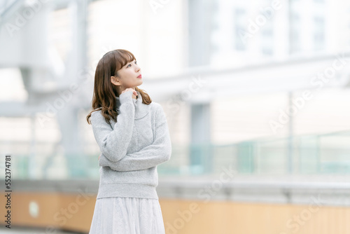 考える女性 Free Download 考える女性 - GFXLoad