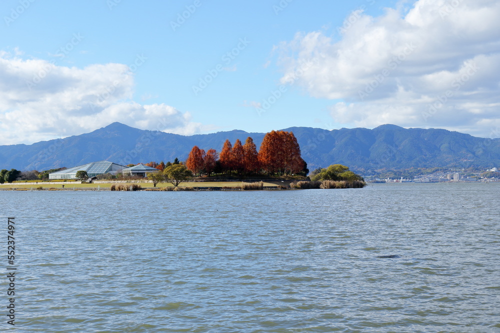 琵琶湖の烏丸半島と湖西の山並み