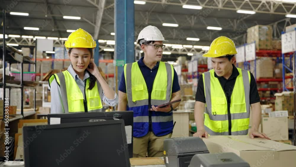 The manager is blaming the workers inside the warehouse, Concepts of distribution, storage, transport, transportation.
The manager is blaming the workers inside the warehouse, Concepts of distribution, storage, transport, transportation.