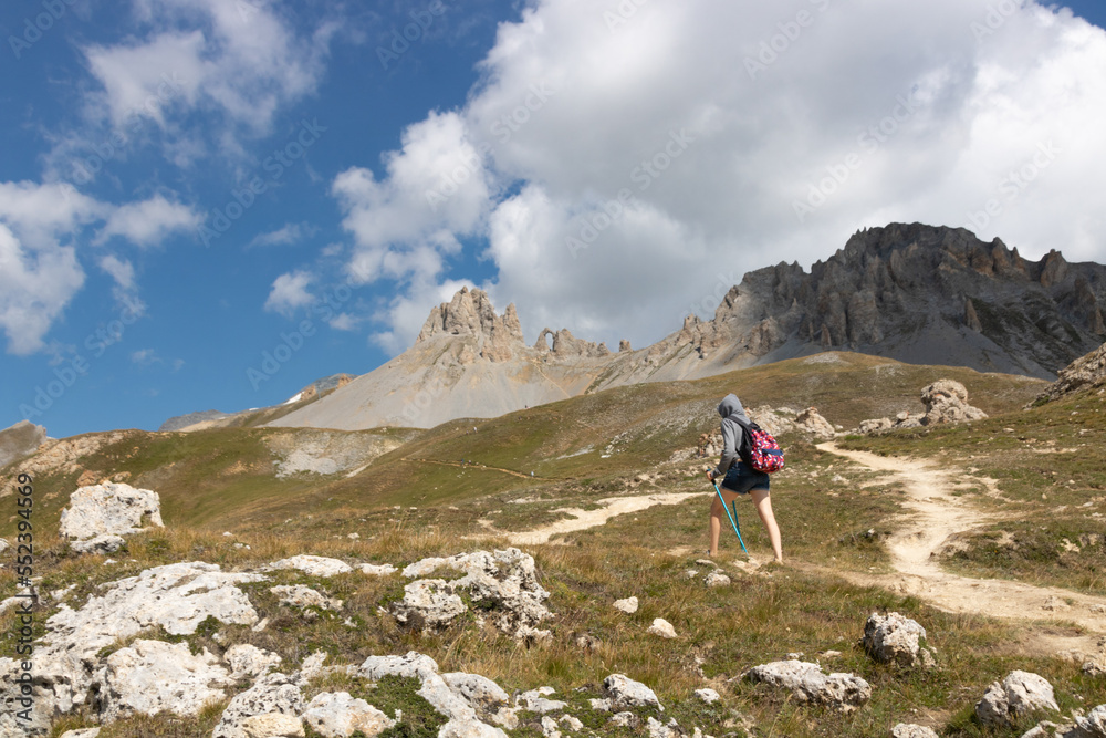 randonnée dans les Alpes, l'aiguille percée à tignes dans le massif de la Vanoise en été