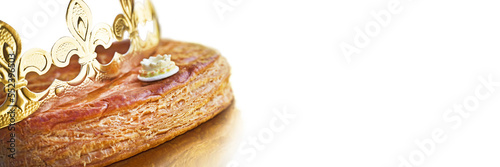 Photo de galette des rois, gâteau traditionnel pour fêter l'Epiphanie en janvier en France, panorama sur fond blanc, bannière web  avec espace copie