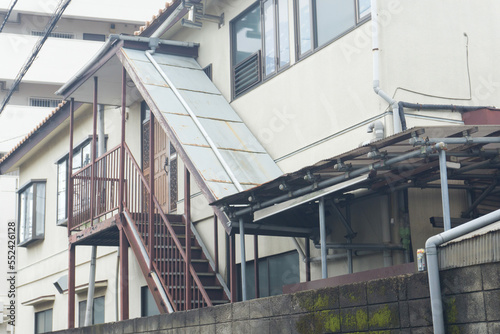 外階段の屋根　アパート © xiaosan