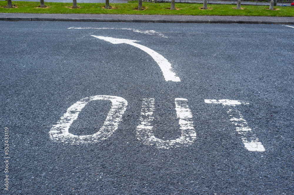 Obraz premium Out with an arrow on roadway