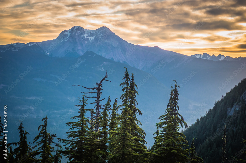 Fototapeta premium Squamish BC Sunrise Canada Mountains
