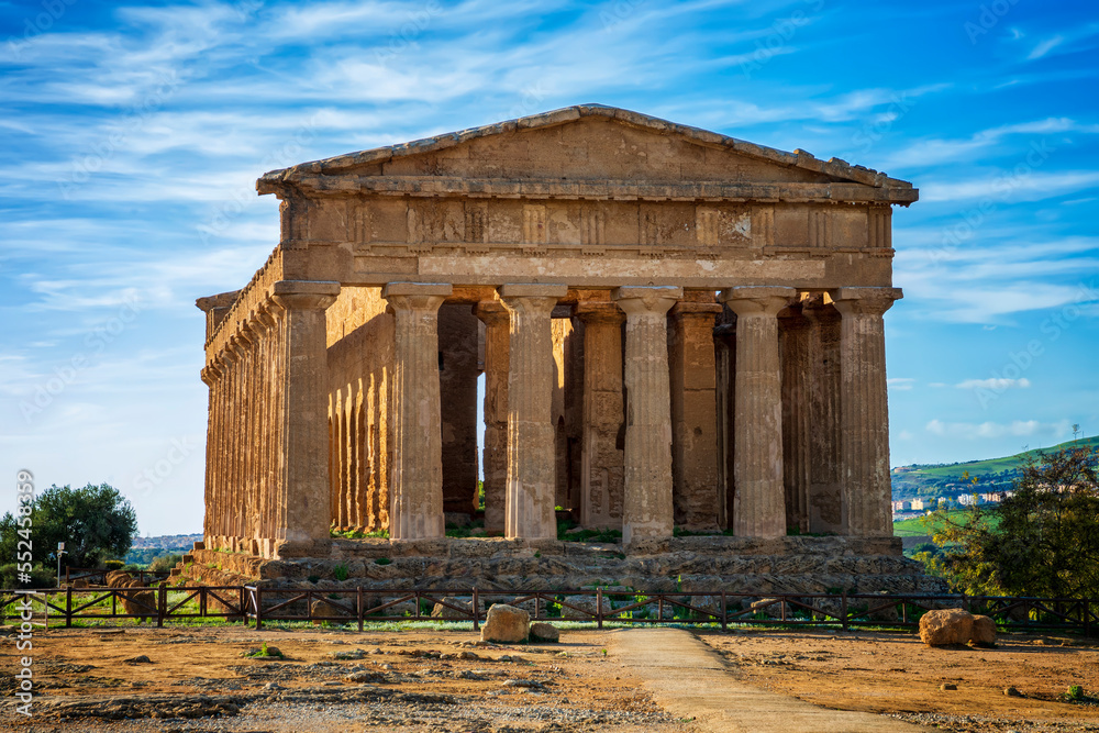 Obraz premium The famous Temple of Concordia in the Valley of Temples near Agrigento, Sicily, Italy