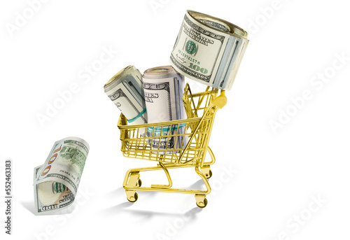 Setki dolarów w gotówce. Tysiące dolarów w złotym koszyku sklepowym, na białym tle. Pełny koszyk zakupów lub cen.  © FotoEston