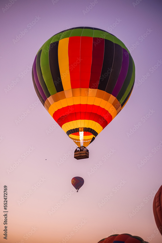 Fototapeta premium Globos aerostáticos volando sobre zona arqueológica de México al amanecer en Teotihuacán