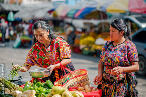 Retrato de dos mujeres indigenas en un mercado local de Guatemala.  photo