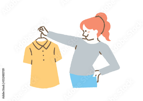 洋服を吟味している女性_色