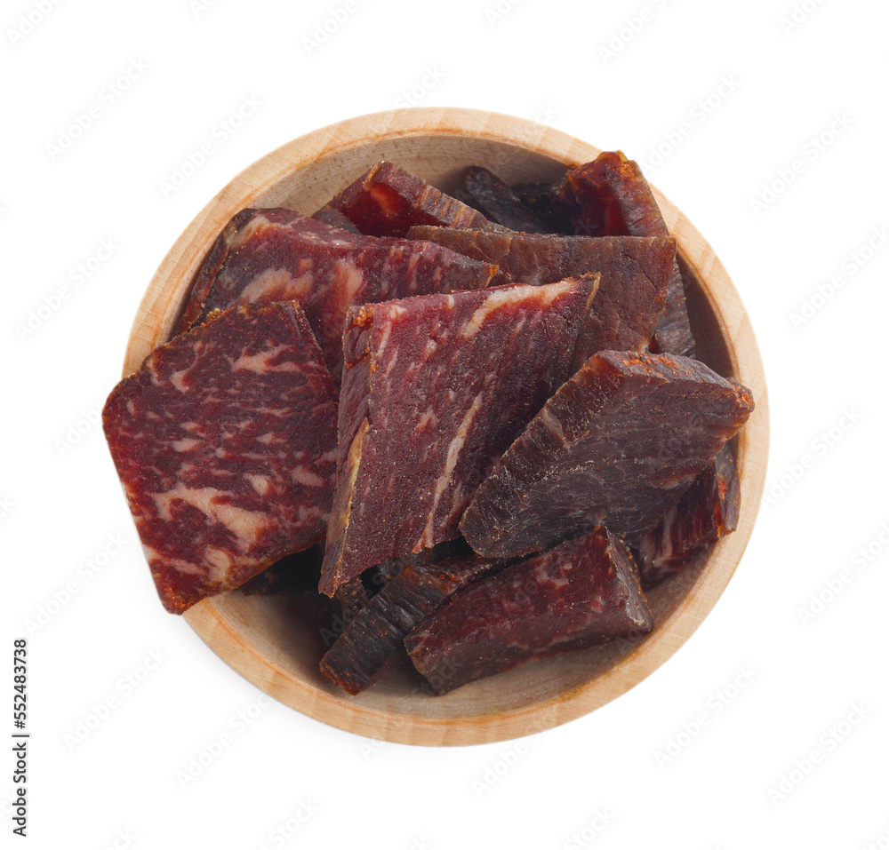 Obraz premium Delicious beef jerky in wooden bowl isolated on white, top view