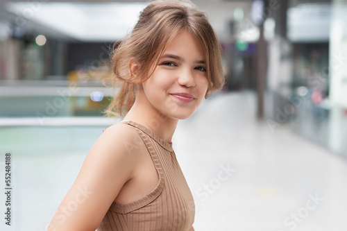 Obraz na płótnie Portrait of beautiful teenage girl in shopping mall