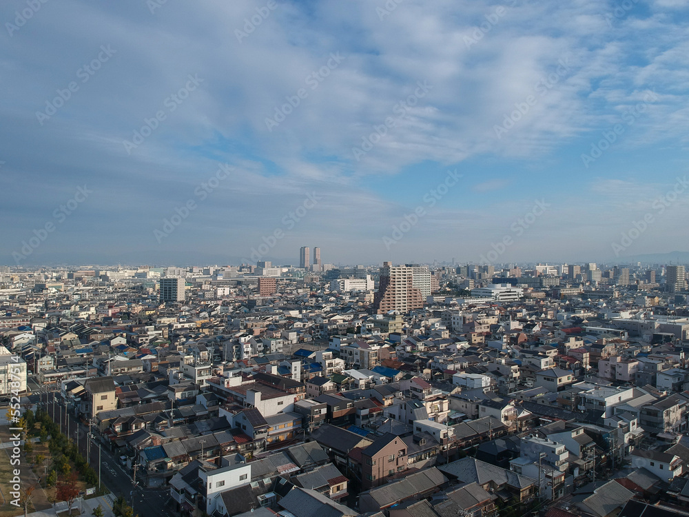 ドローンで空撮した大阪市の町並みの風景