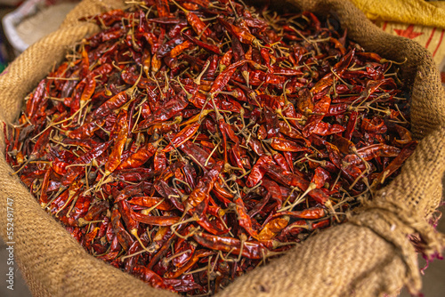 Photo fresh whole dry red chilies stored in bag for sale