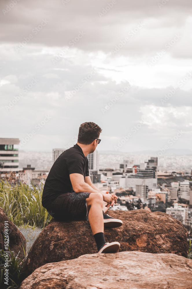 modelo homem em foto de rua com pose e expressão modelo homem em foto de rua com pose e expressão
