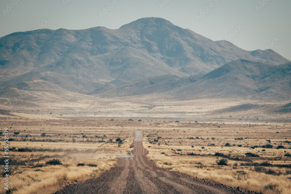 Panorama - Weiter Blick entlang einer einsamen Straße in Richtung Naukluft Gebirge, Namibia