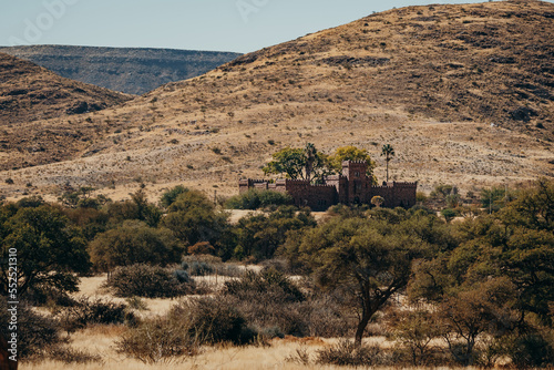 Panoramablick - Herrenhaus aus Deutscher Kolonialzeit im Stile einer mittelalterlichen Burg, Hardap Region, Namibia